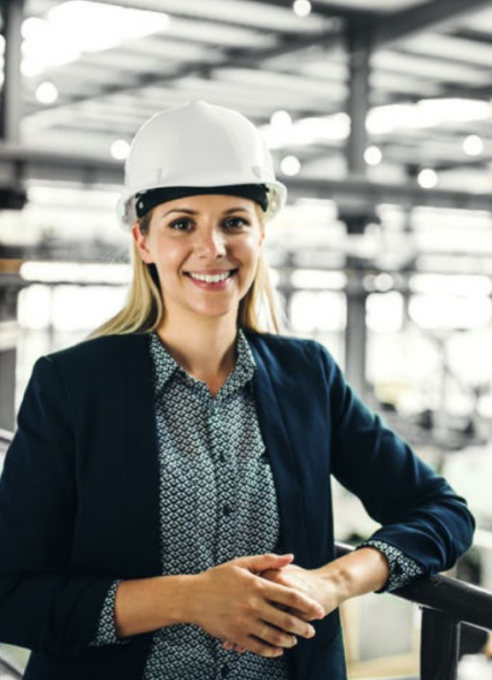 Mujer en fábrica con casco